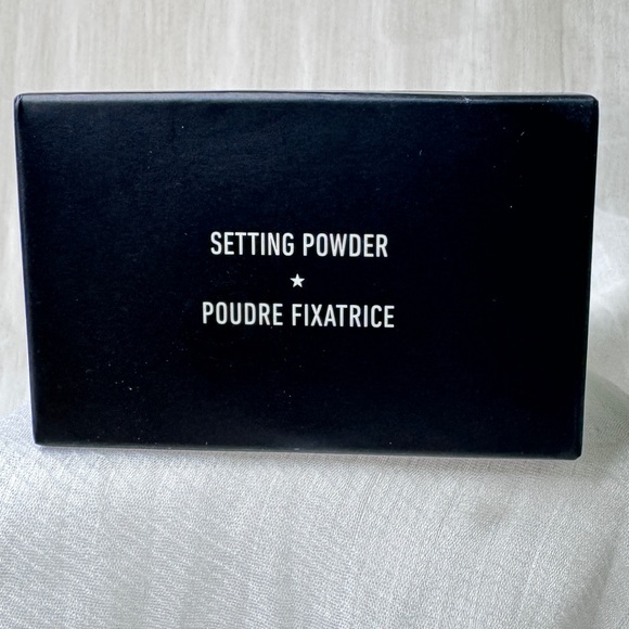 KVD Beauty 0.67 oz--Lock-It Lightweight Mattifying Setting Powder - Translucent - Picture 2 of 5